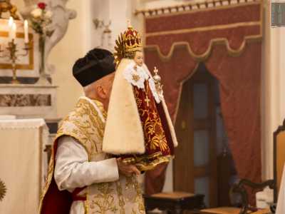 Ed ecco a un tratto apparire la statua, portata in braccio dal sacerdote don Nicola Bux...